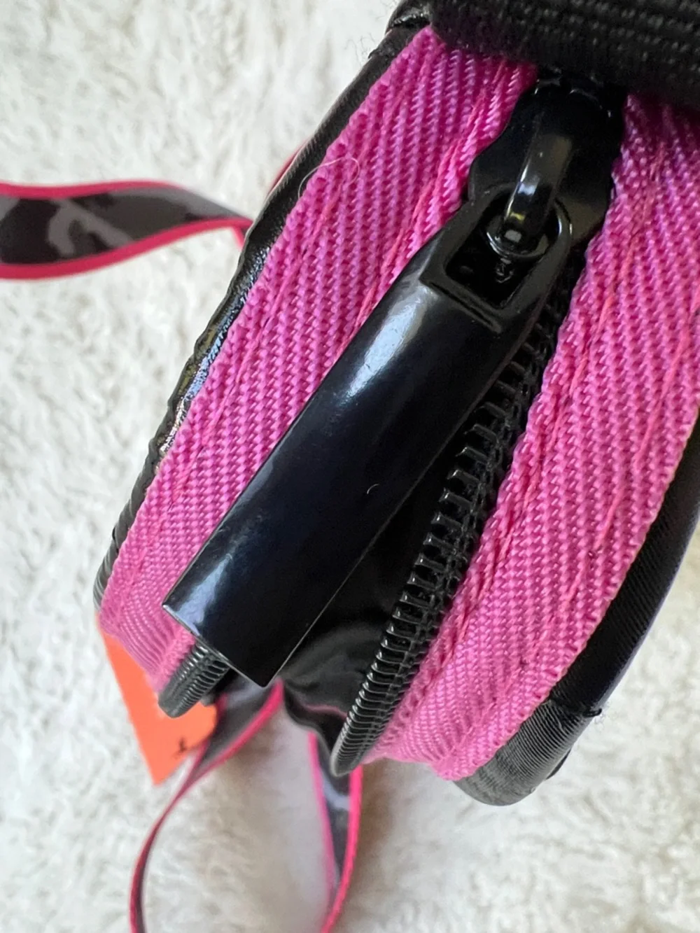 Haute Shore Drew Neoprene Crossbody Black Puffer Bag Pink piping camo strap NEW - Picture 9 of 10